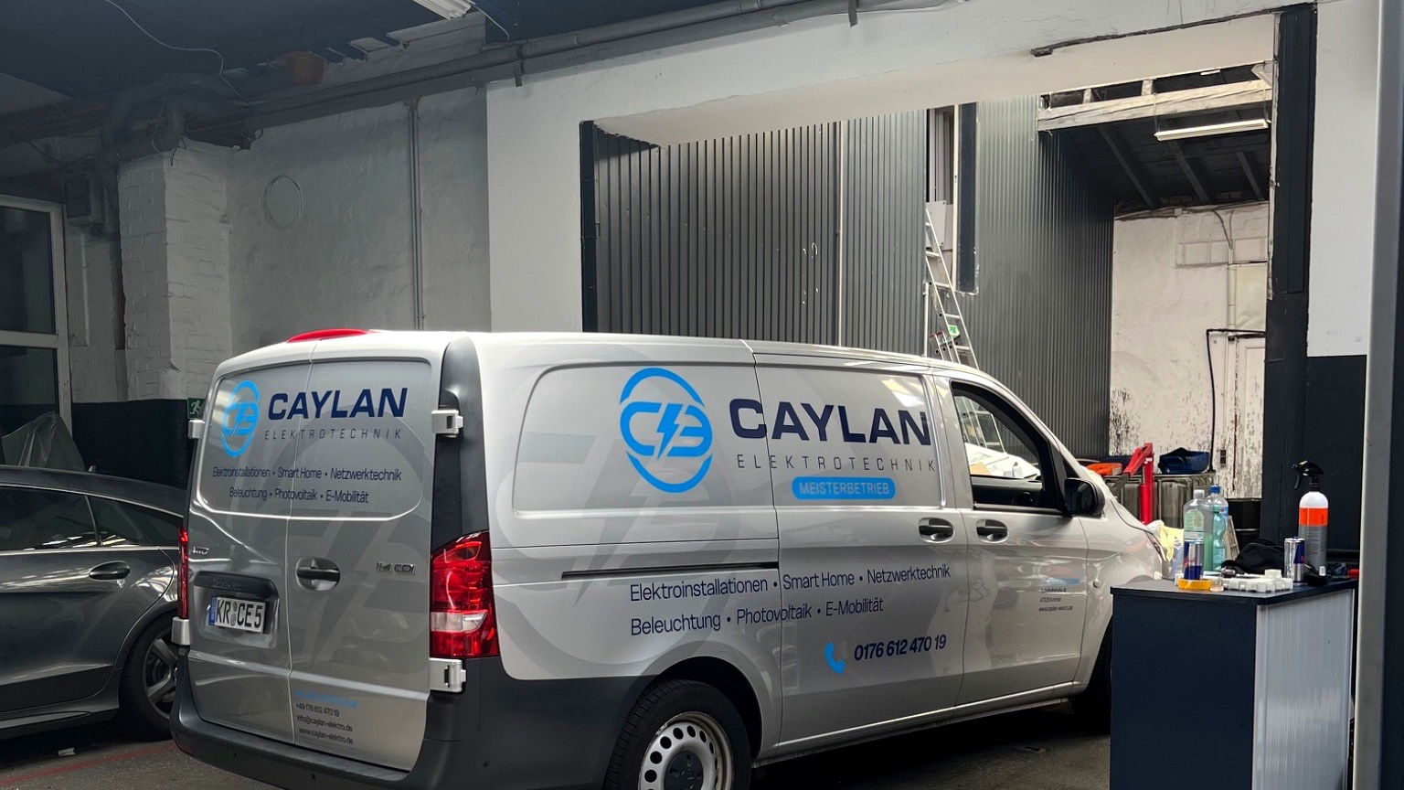 Fahrzeugbeschriftung für Caylan Elektrotechnik: beschrifteter Transporter mit Logo und Leistungsübersicht