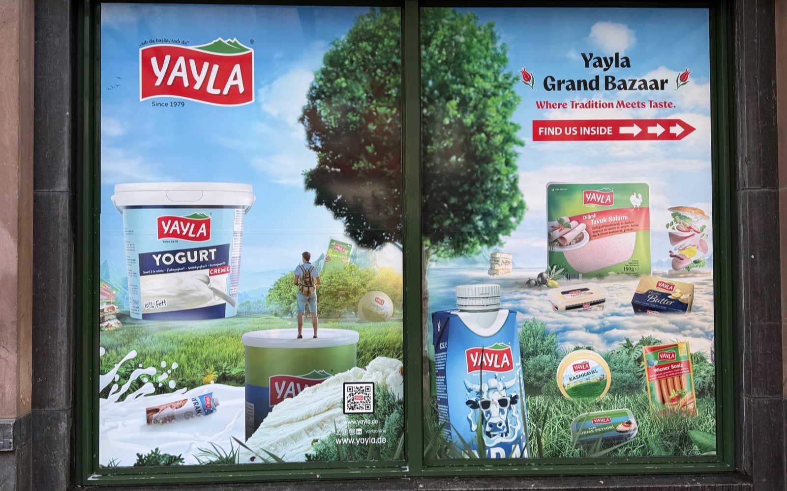 Schaufensterbeschriftung für Yayla: vollflächig beklebte Schaufensterfront mit Produktmotiven